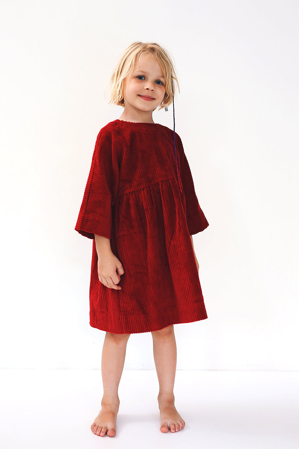 Beżowa sztruksowa sukienka z guziczkami na plecach- model posesyjny