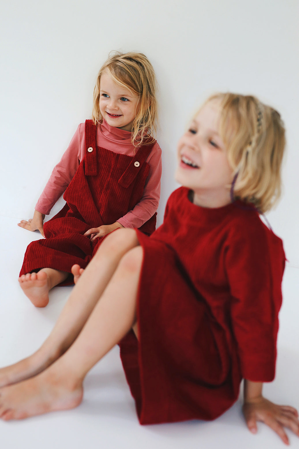 Beżowa sztruksowa sukienka z guziczkami na plecach- model posesyjny