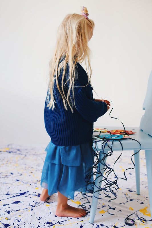 kobaltowy mięsisty sweter