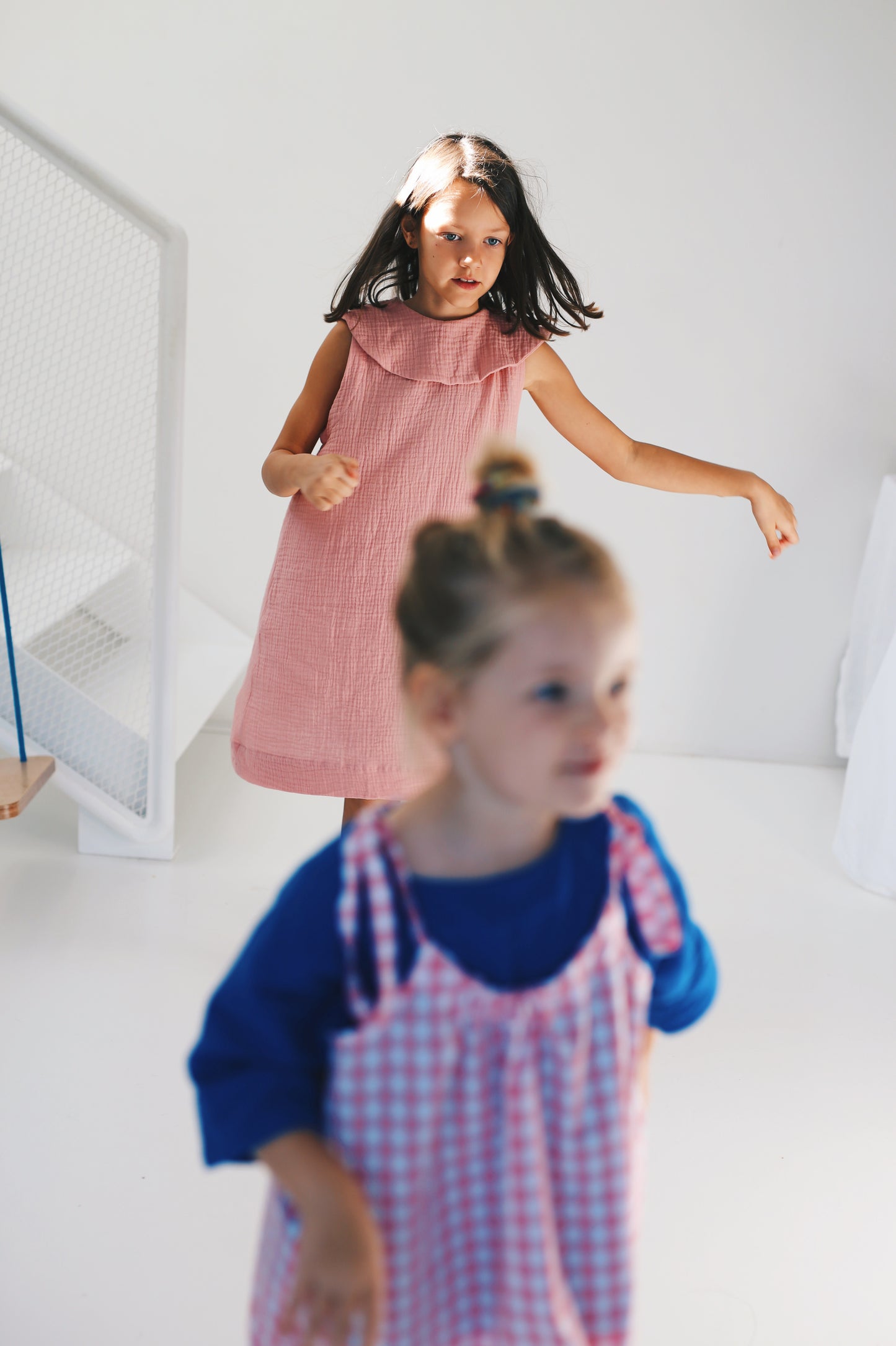 sukienka bez rękawów z dużym, okrągłym kołnierzem w kolorze różowym