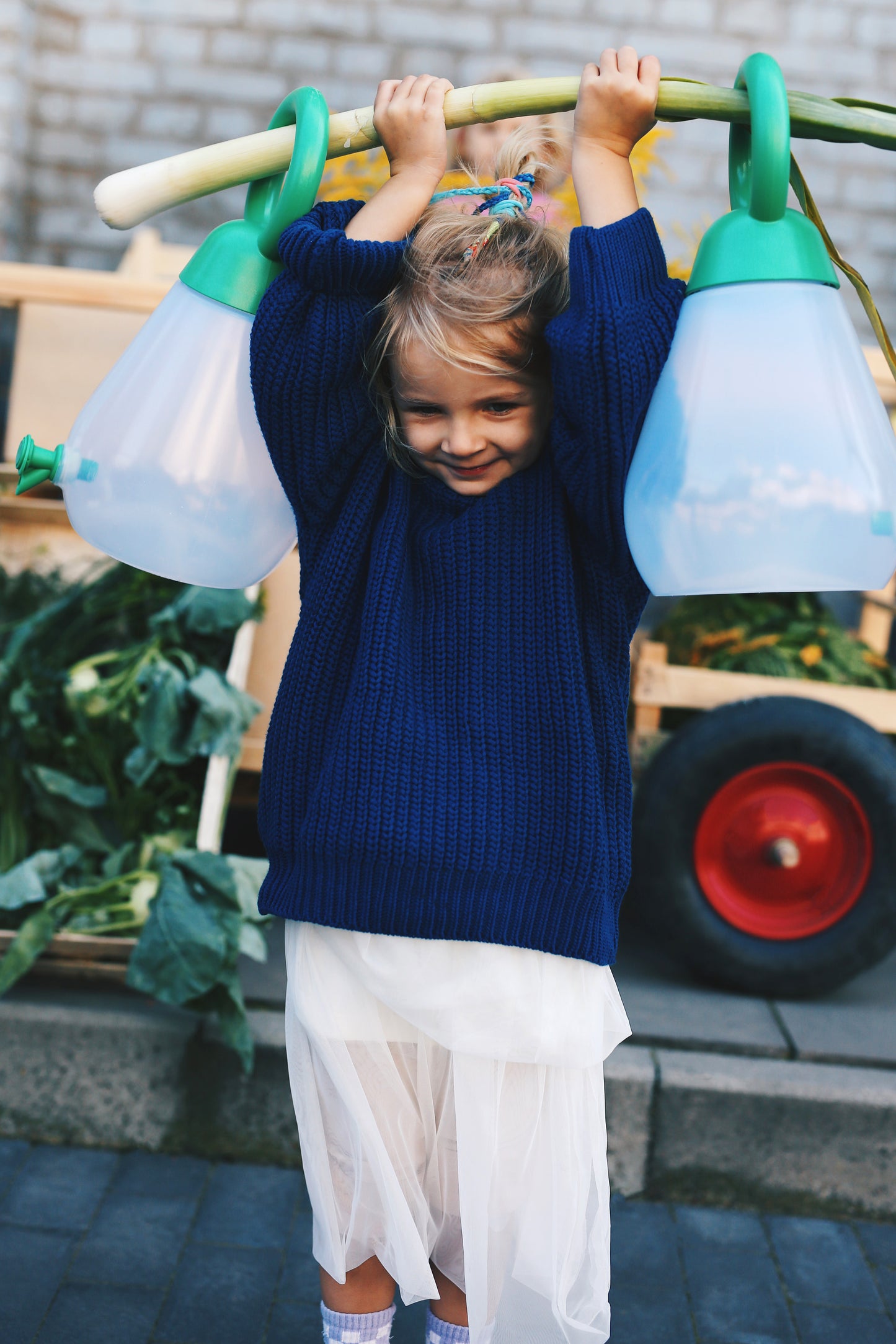 kobaltowy mięsisty sweter