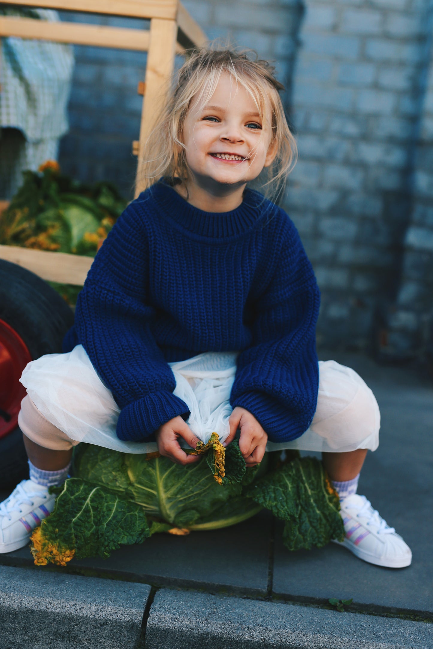 kobaltowy mięsisty sweter