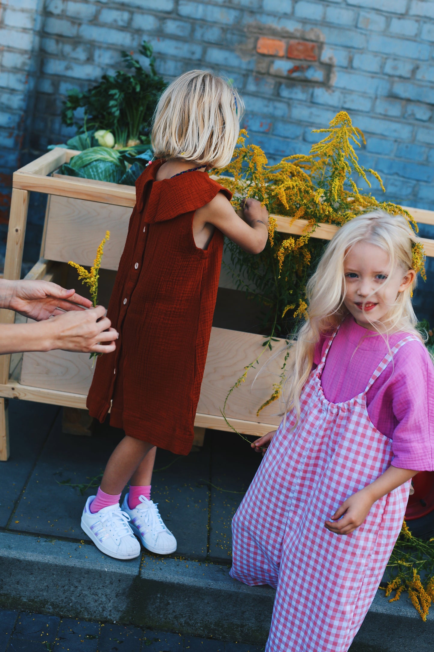 sukienka bez rękawów z dużym, okrągłym kołnierzem w kolorze karmelowym