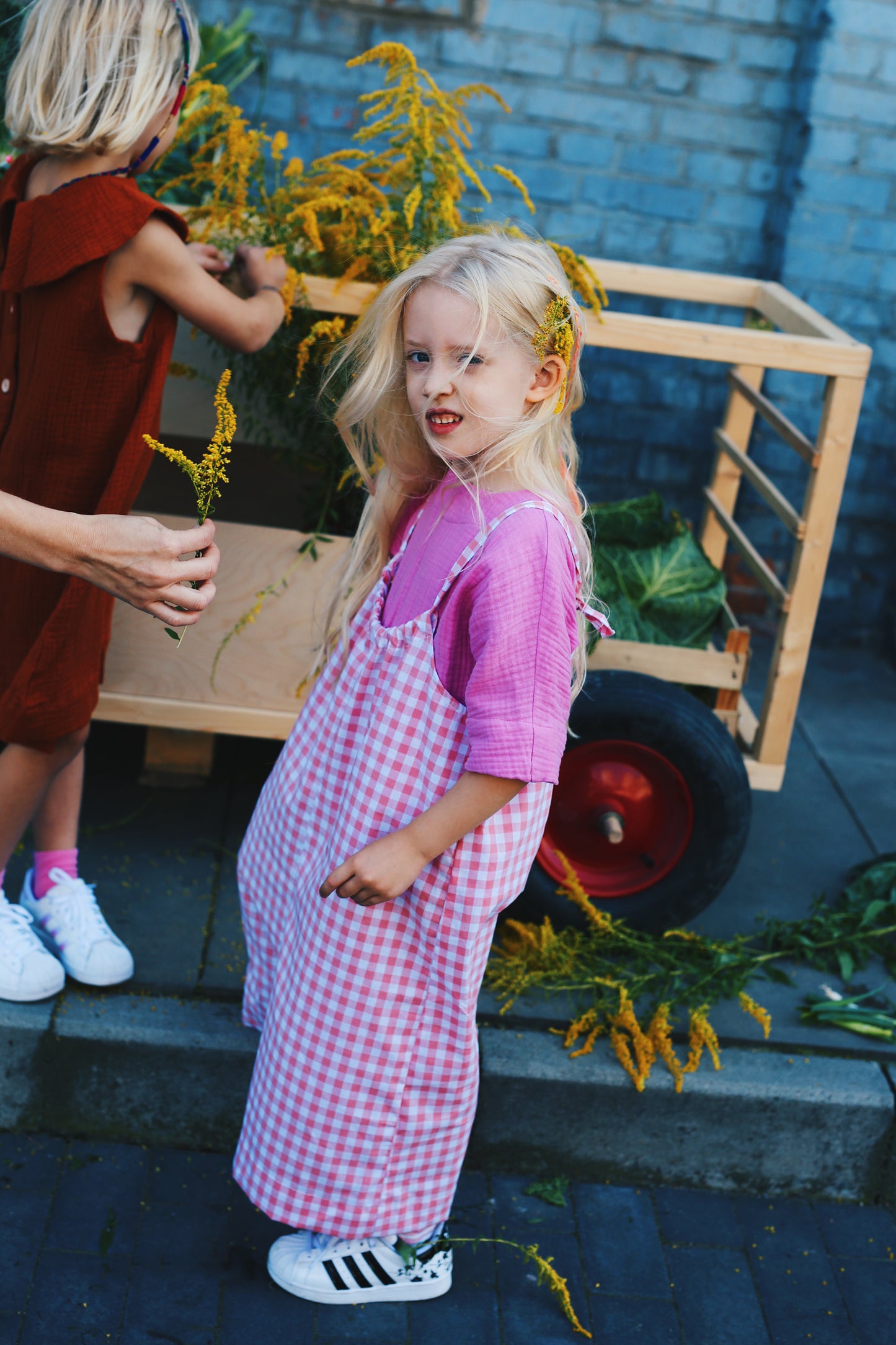 sukienka bez rękawów z dużym, okrągłym kołnierzem w kolorze karmelowym