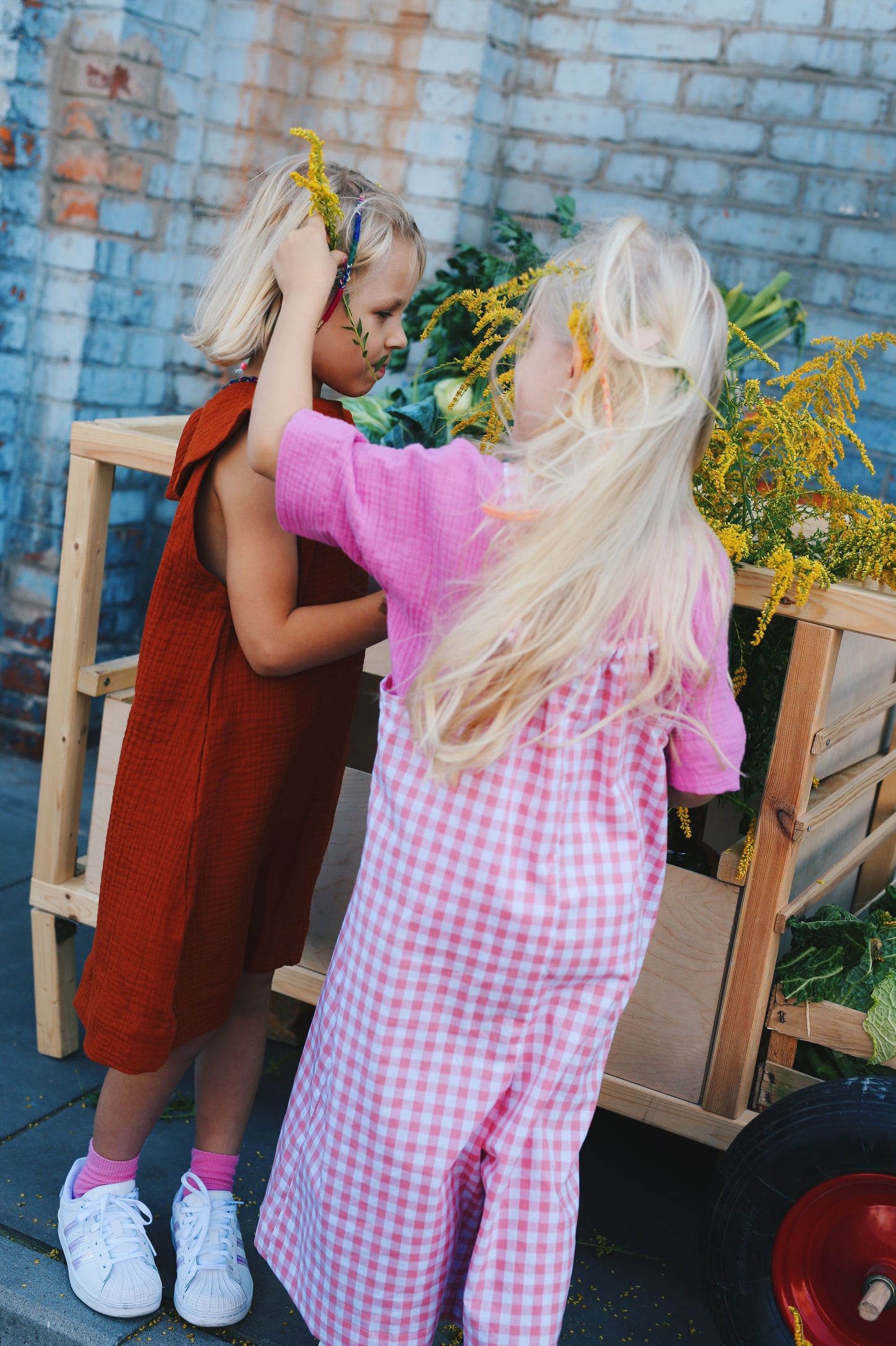 sukienka bez rękawów z dużym, okrągłym kołnierzem w kolorze karmelowym