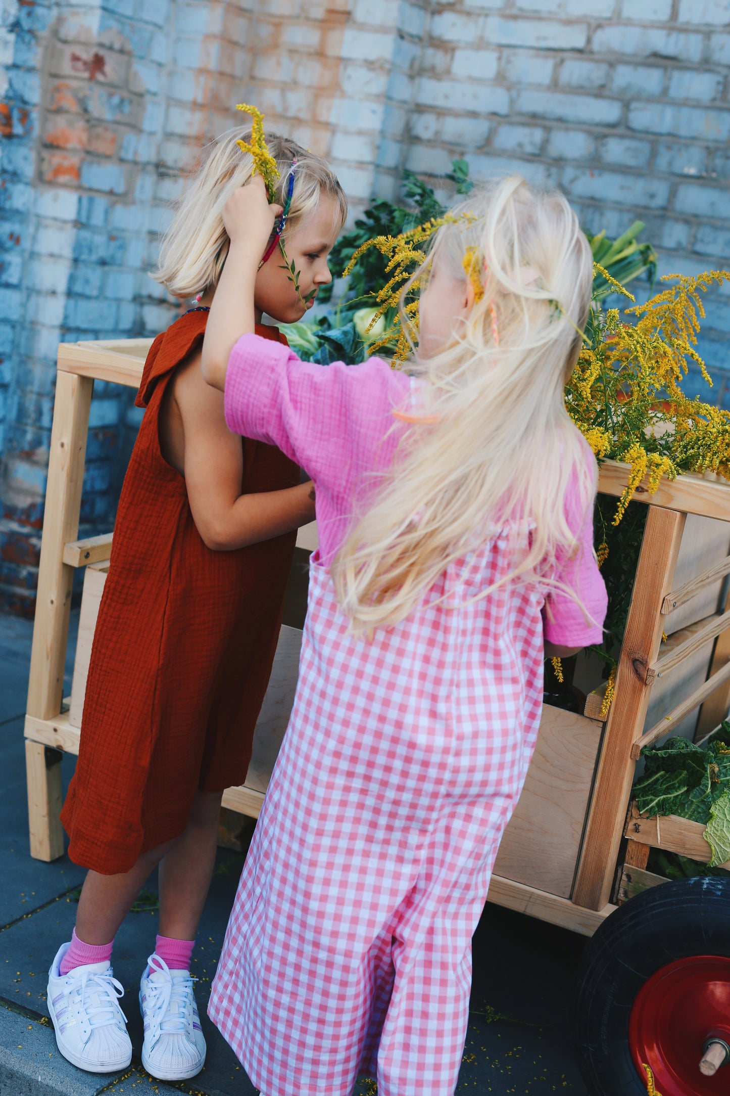 sukienka bez rękawów z dużym, okrągłym kołnierzem w kolorze różowym