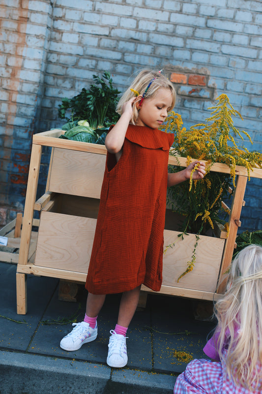 sukienka bez rękawów z dużym, okrągłym kołnierzem w kolorze karmelowym