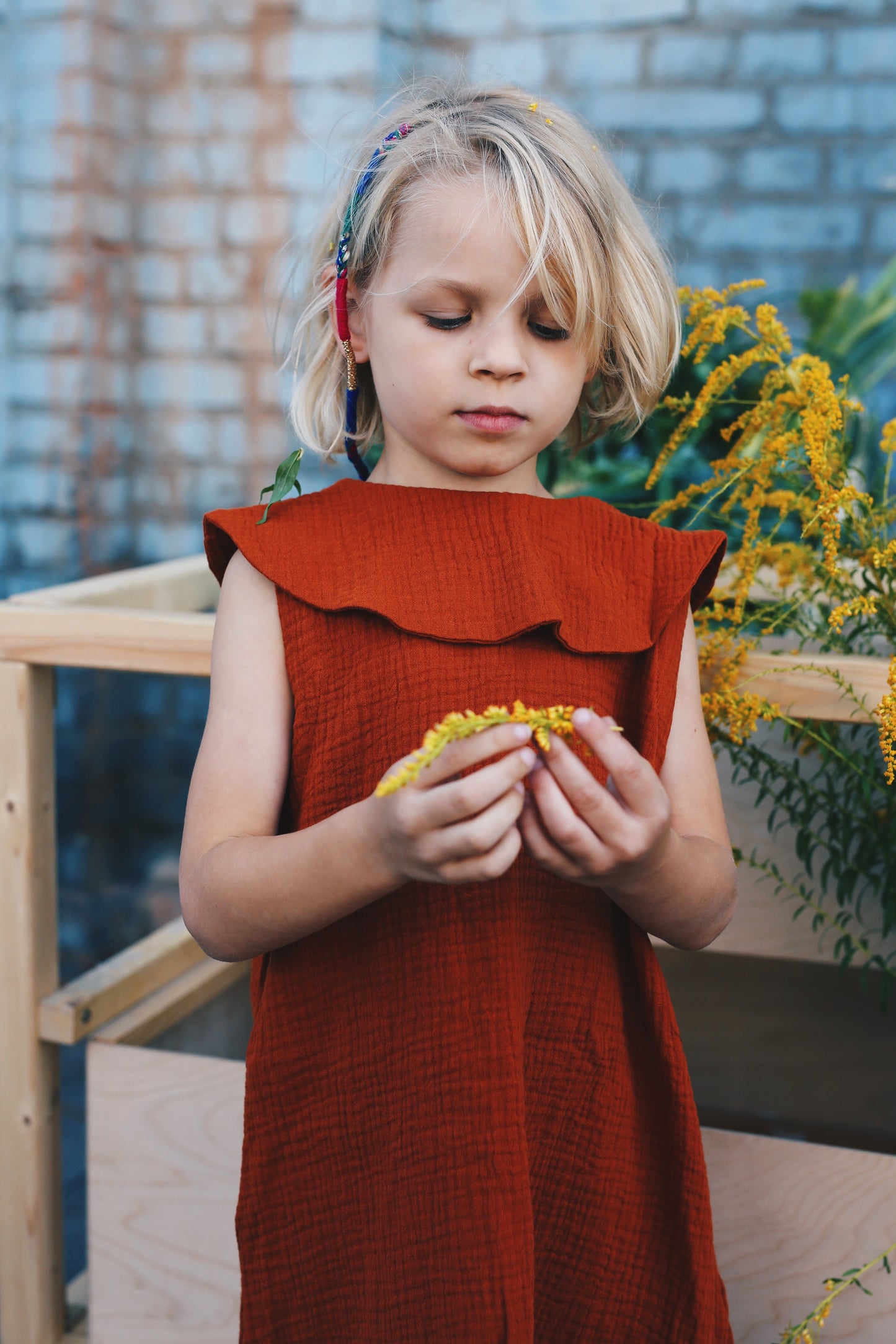 sukienka bez rękawów z dużym, okrągłym kołnierzem w kolorze różowym