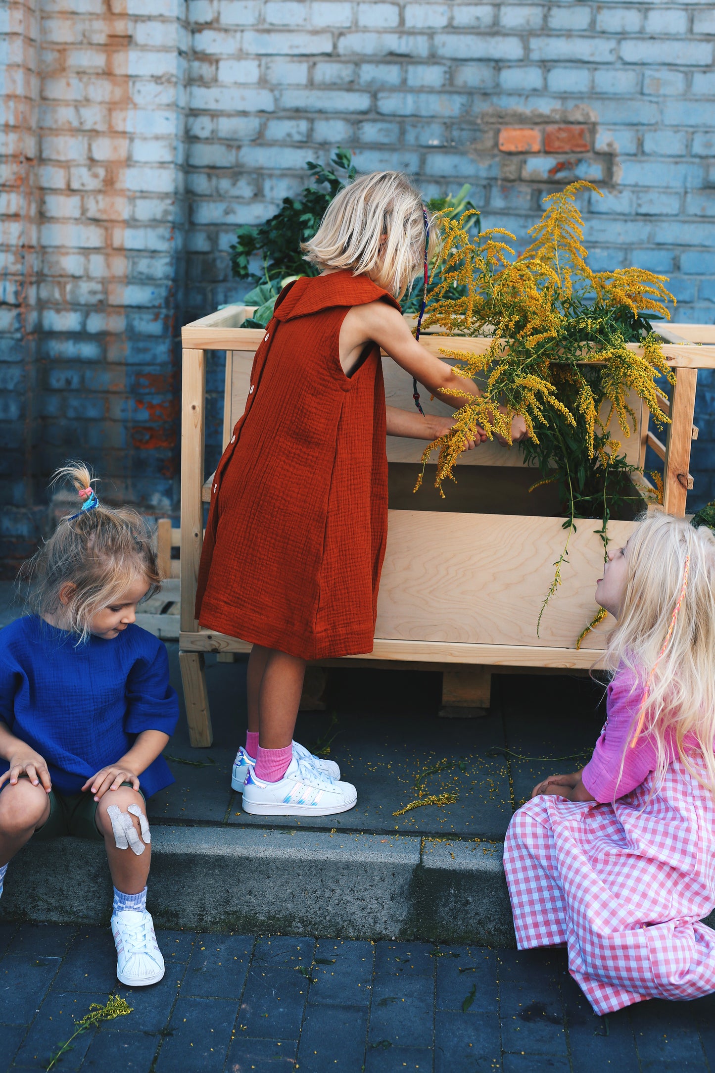 sukienka bez rękawów z dużym, okrągłym kołnierzem w kolorze karmelowym