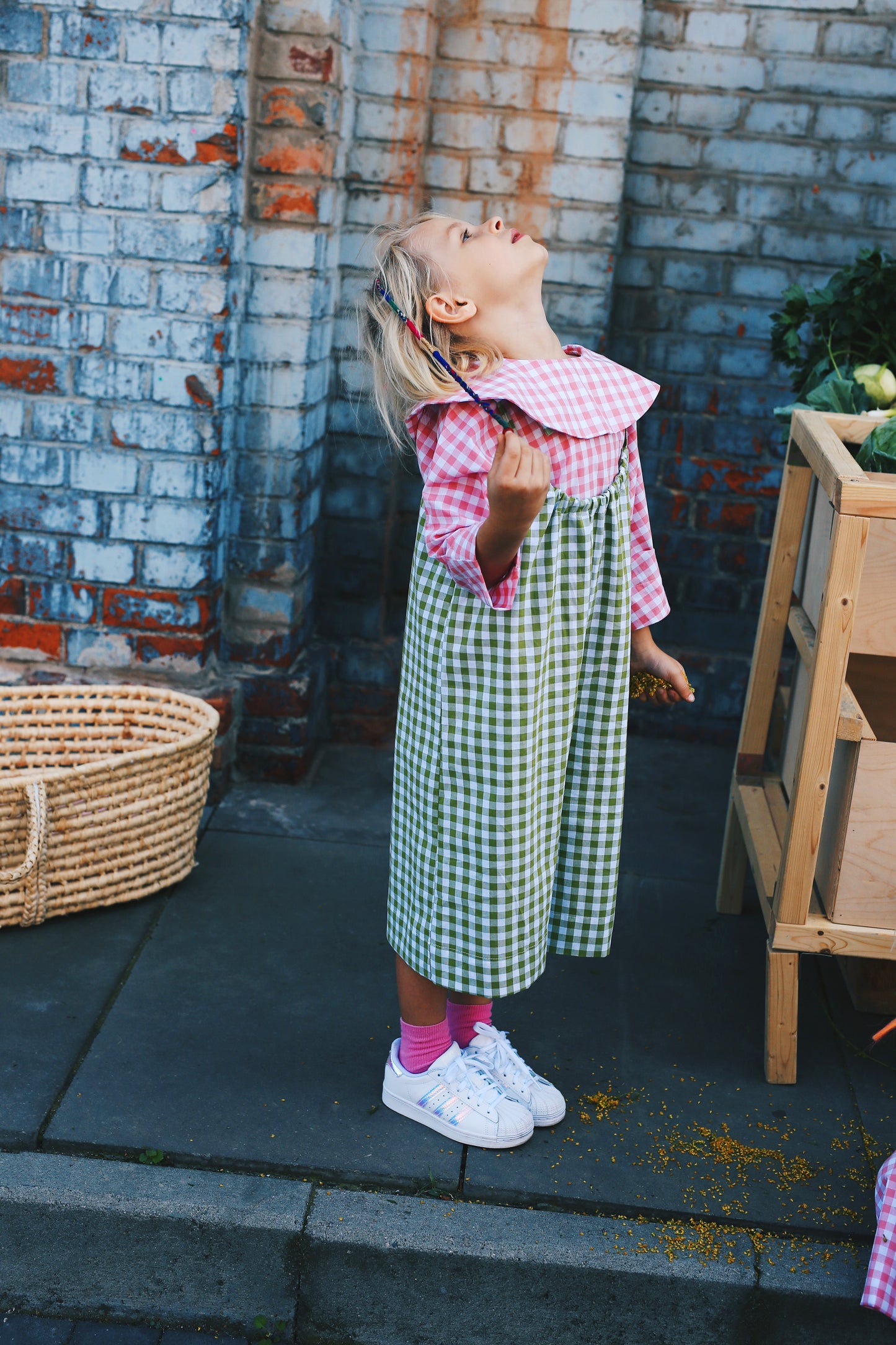 bluzeczka z dużym, okrągłym kołnierzem z krótkim rękawem w różowo-białą kratkę