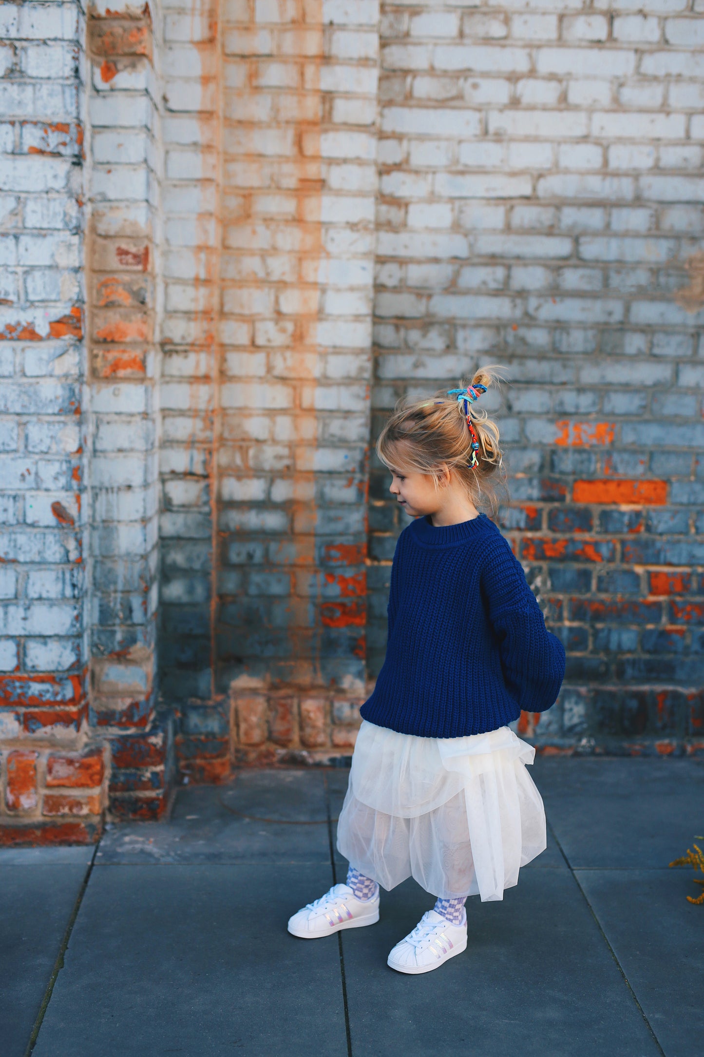 kobaltowy mięsisty sweter