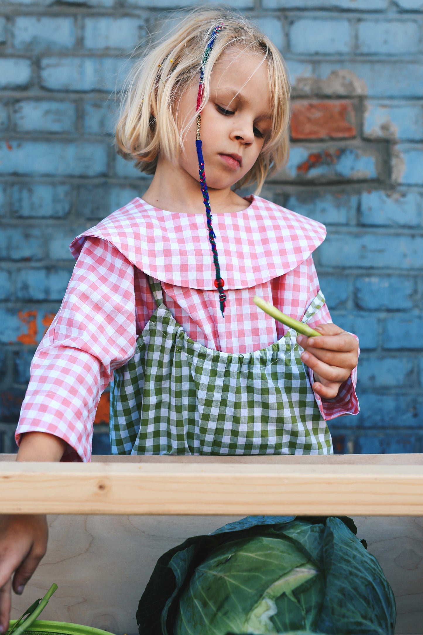 bluzeczka z dużym, okrągłym kołnierzem z krótkim rękawem w różowo-białą kratkę