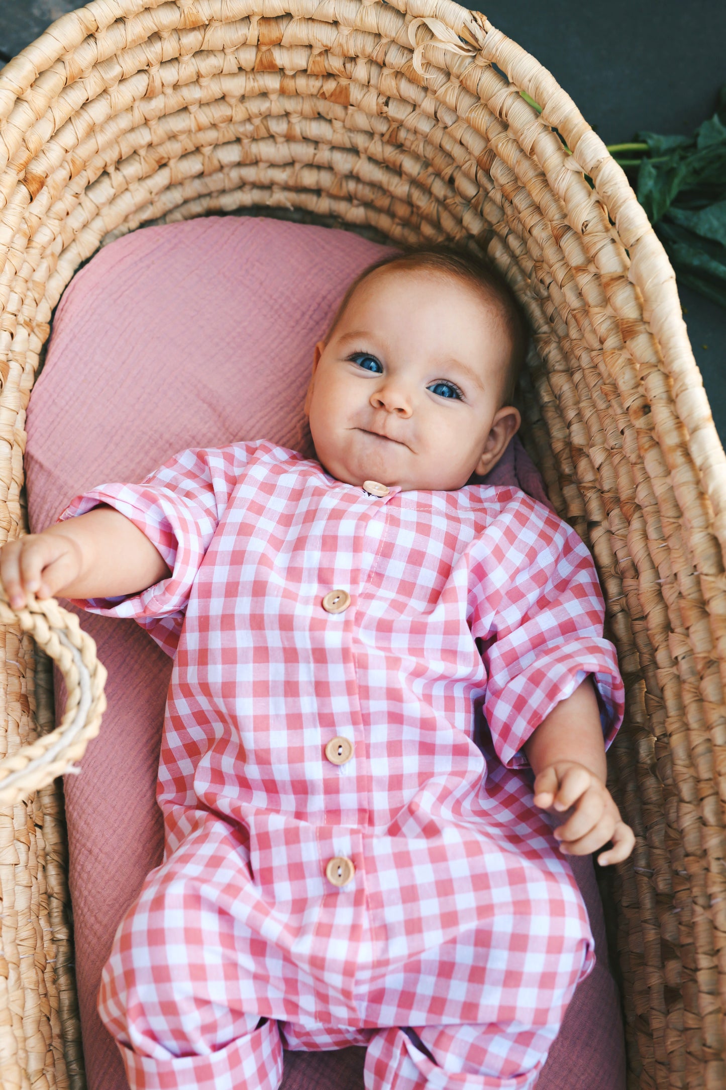 kombinezon w różowo-białą kratkę