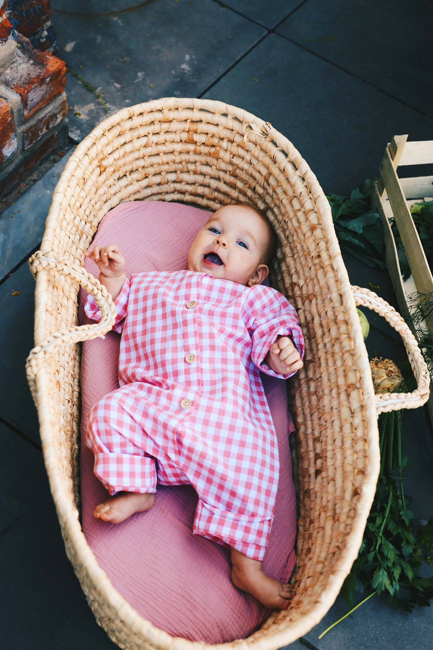 kombinezon w różowo-białą kratkę