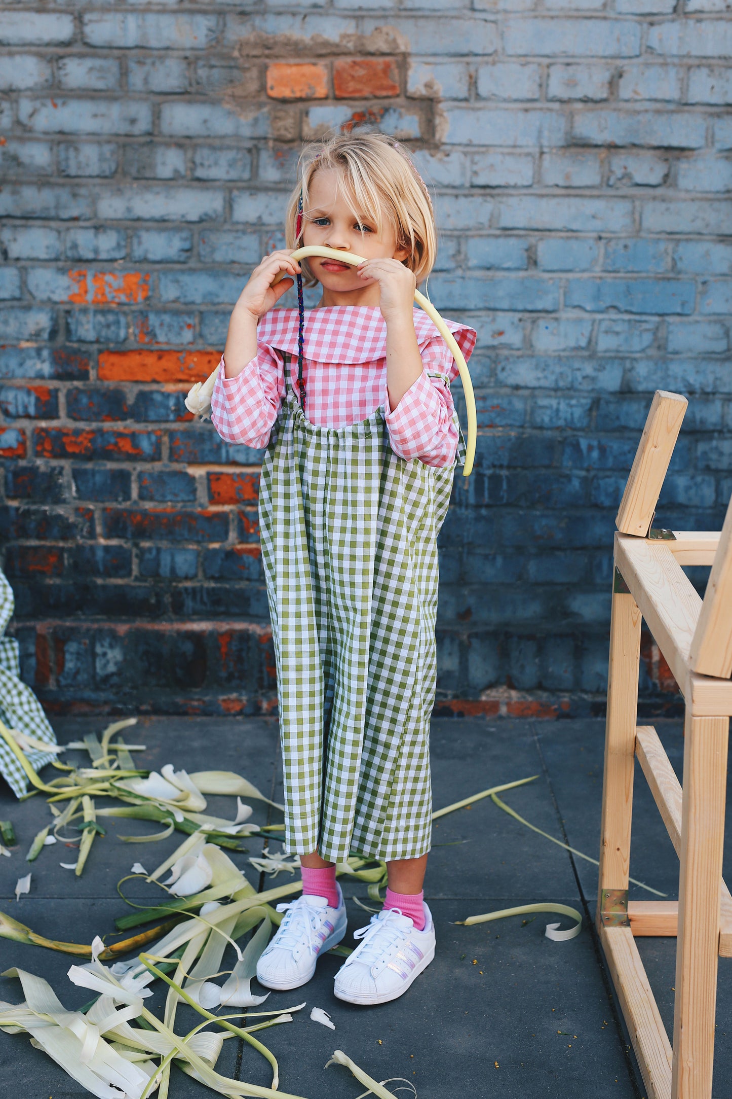 bluzeczka z dużym, okrągłym kołnierzem z krótkim rękawem w różowo-białą kratkę