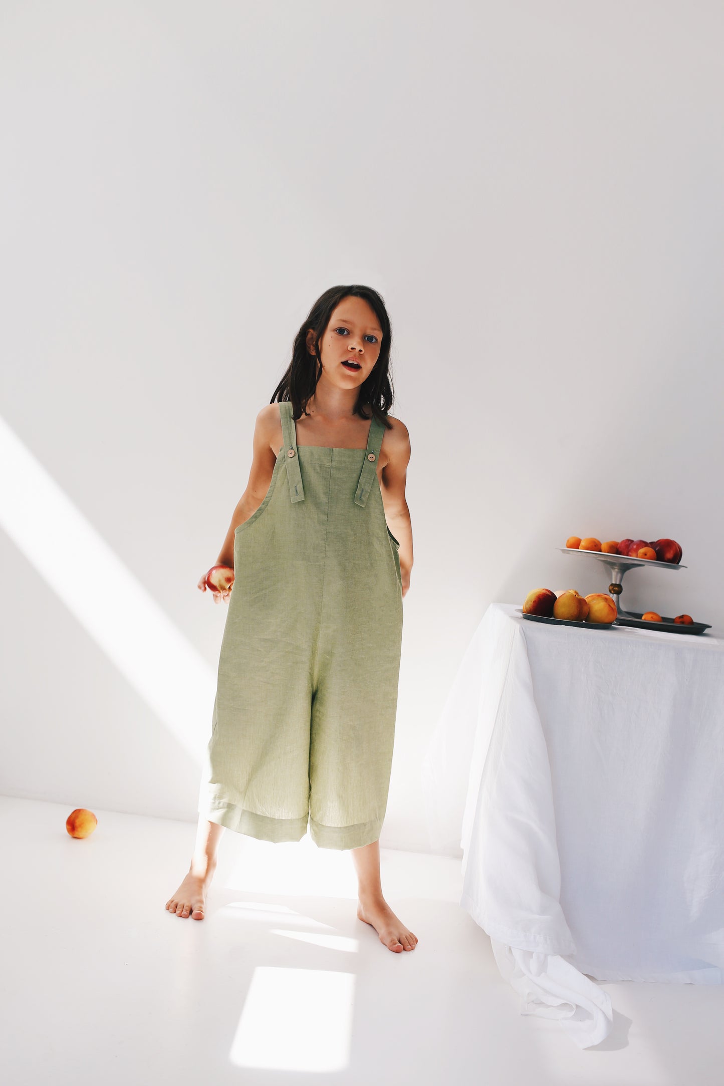 zielone ogrodniczki z szerokimi nogawkami