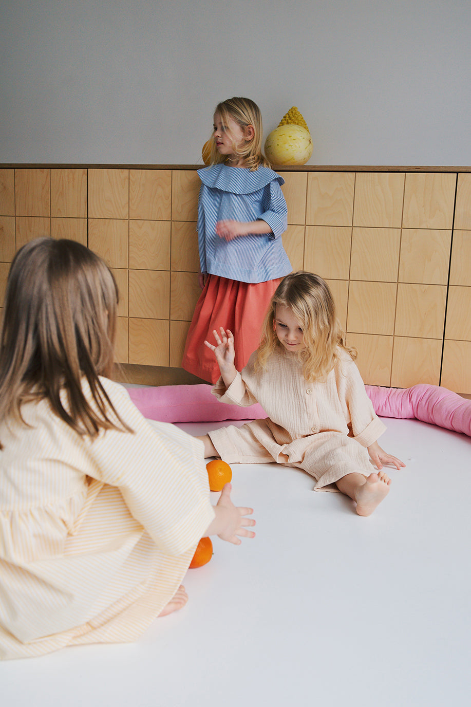 sukienka w biało-żółte paski z guziczkami na plecach