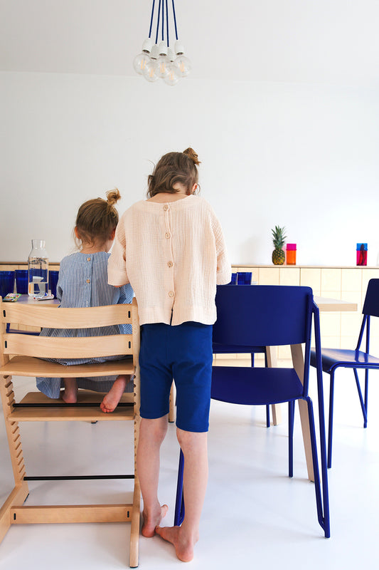 kobaltowe krótkie spodenki