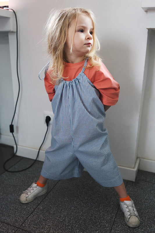 kombinezon w biało-niebieskie paski