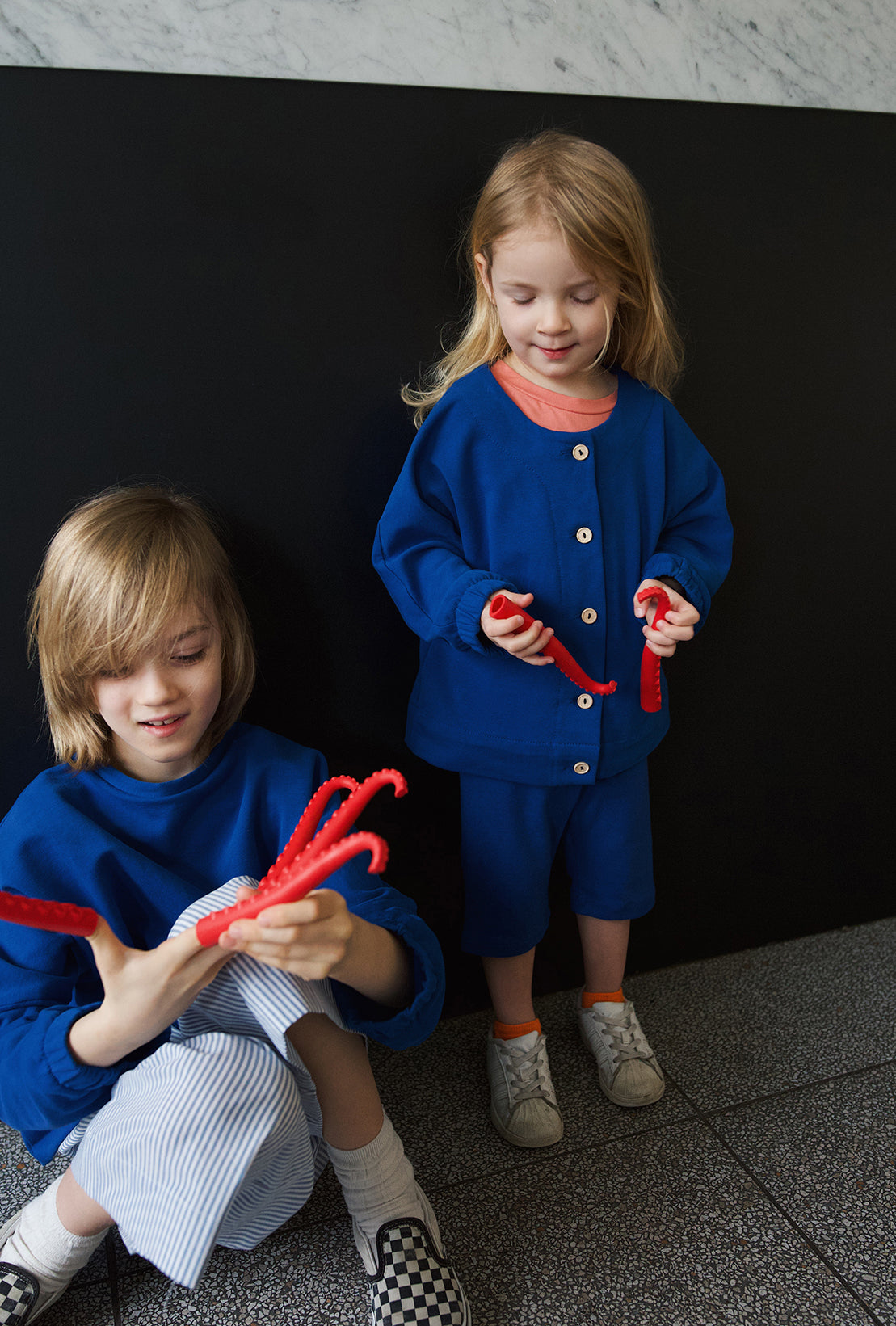 kobaltowa rozpinana bluza