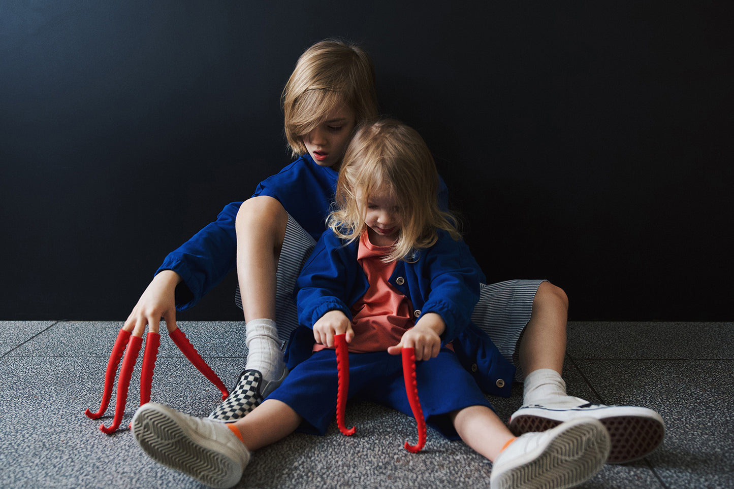 kobaltowa rozpinana bluza