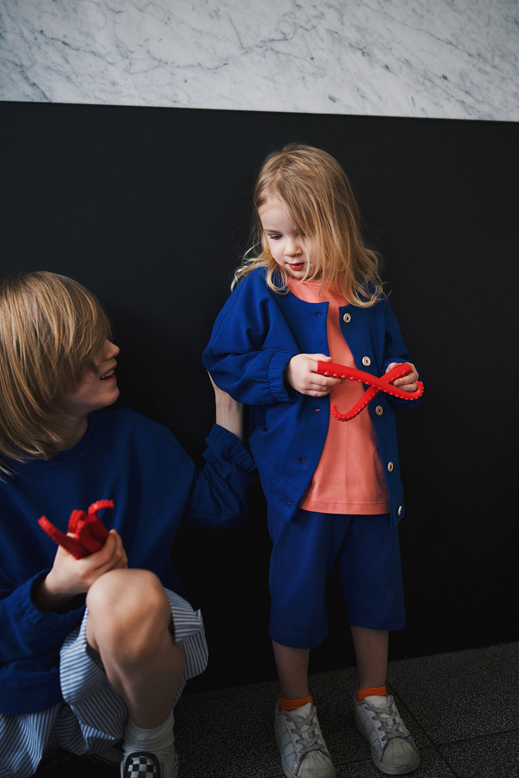 kobaltowa rozpinana bluza