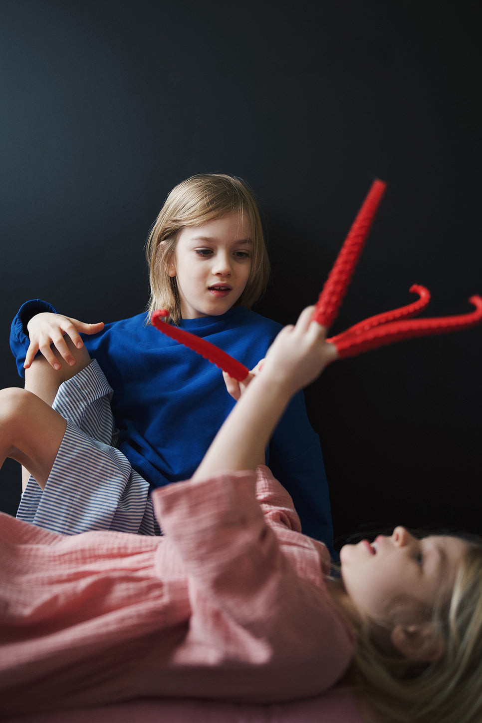 różowa sukienka z guziczkami na plecach