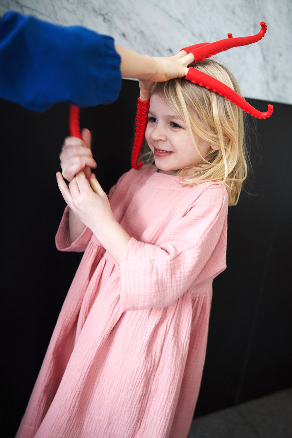 różowa sukienka z guziczkami na plecach