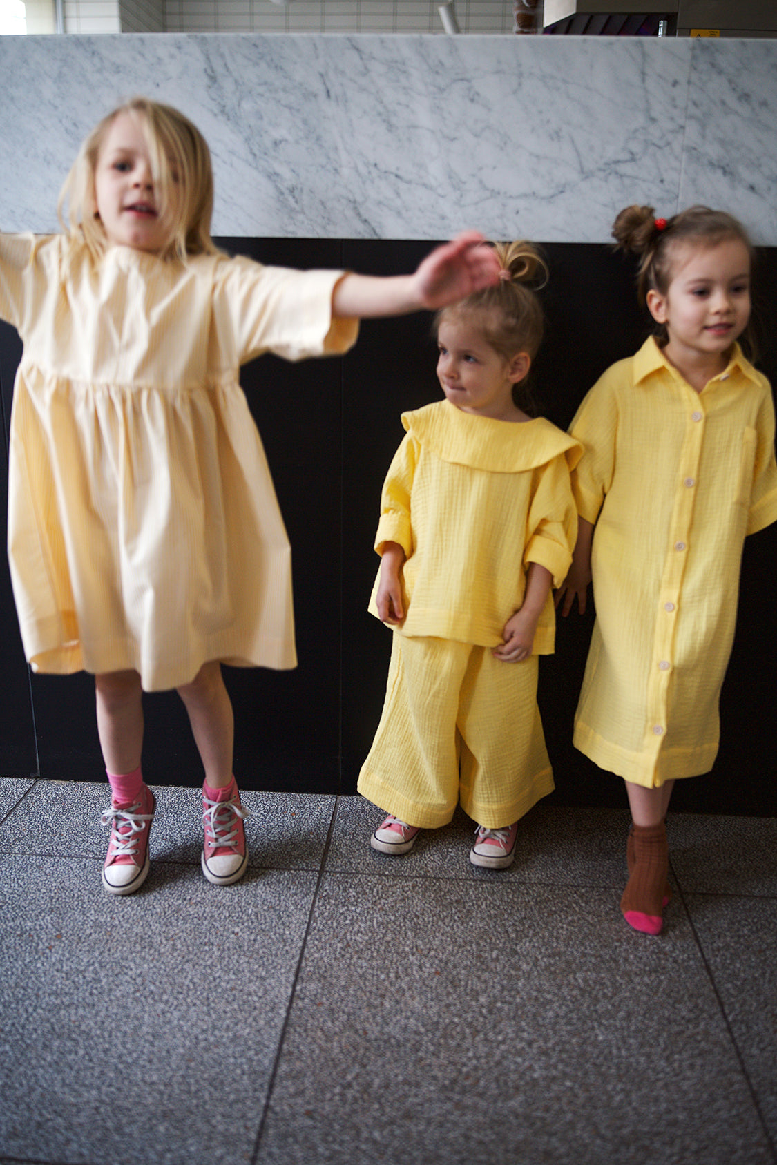 sukienka w biało-żółte paski z guziczkami na plecach