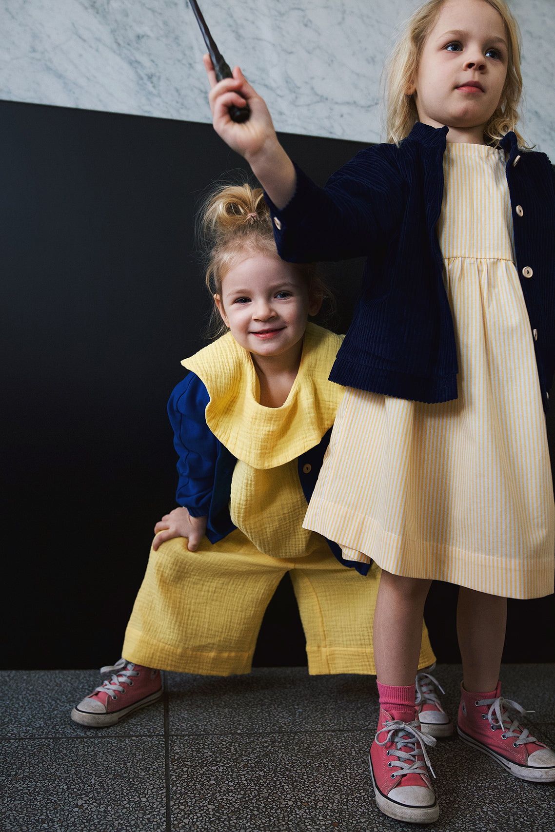 kobaltowa rozpinana bluza