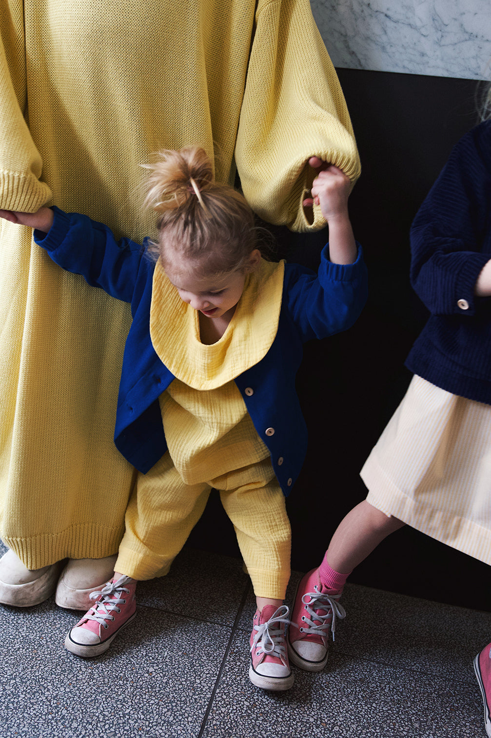 kobaltowa rozpinana bluza