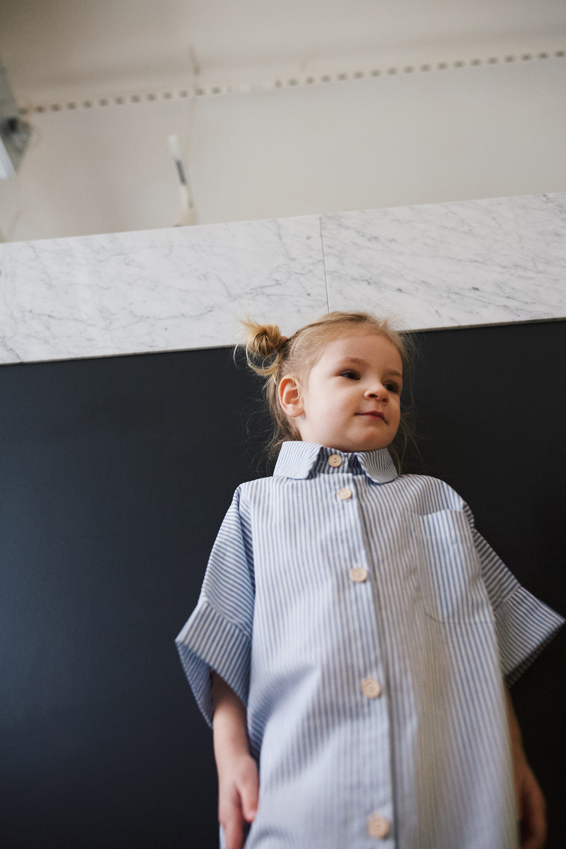 sukienka z krótkim rękawem w biało-niebieskie paski