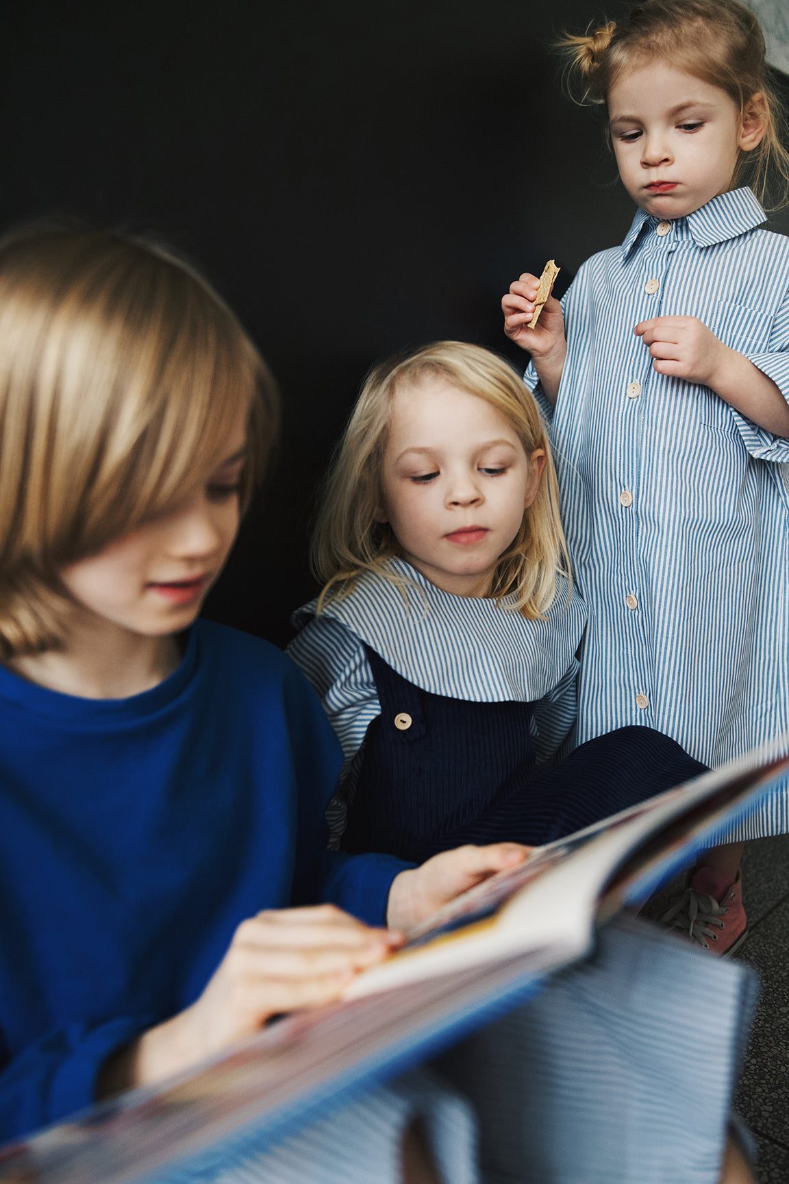 sukienka z krótkim rękawem w biało-niebieskie paski