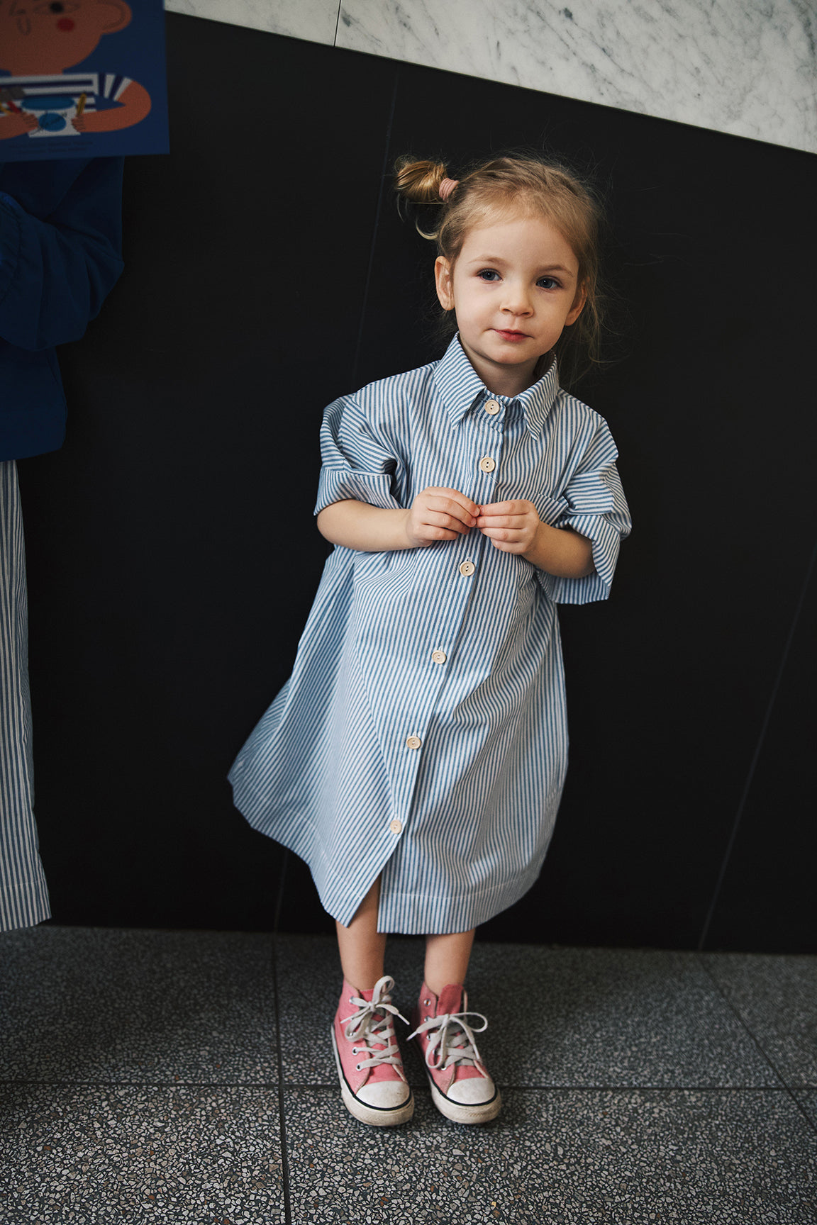 sukienka z krótkim rękawem w biało-niebieskie paski