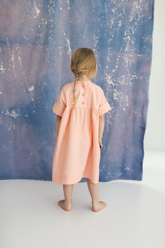 sukienka z guziczkami na plecach w kolorze brzoskwiniowym