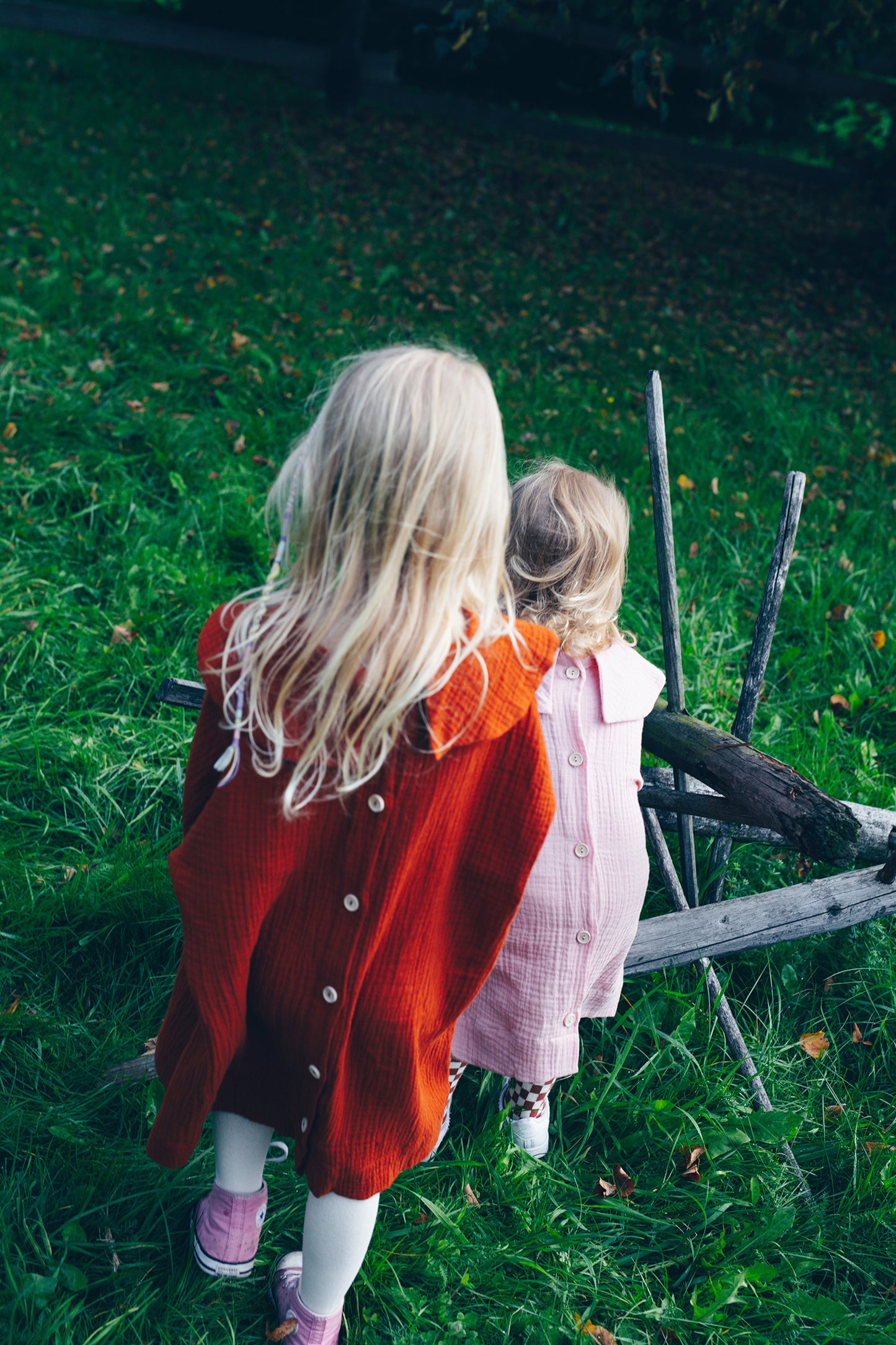 karmelowa sukienka z długim rękawem z dużym, okrągłym kołnierzem