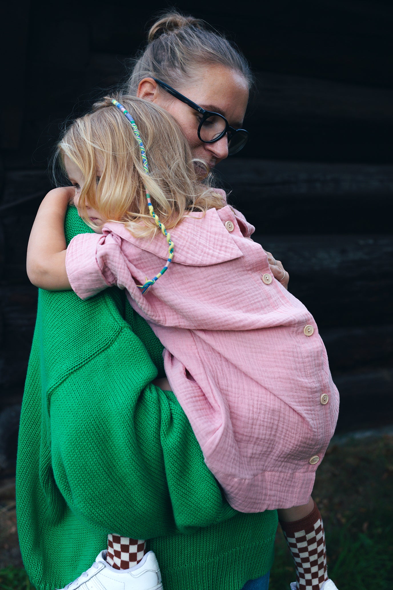różowa sukienka z długim rękawem z dużym, okrągłym kołnierzem