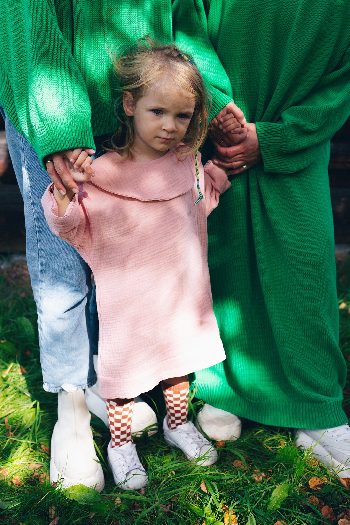 różowa sukienka z długim rękawem z dużym, okrągłym kołnierzem