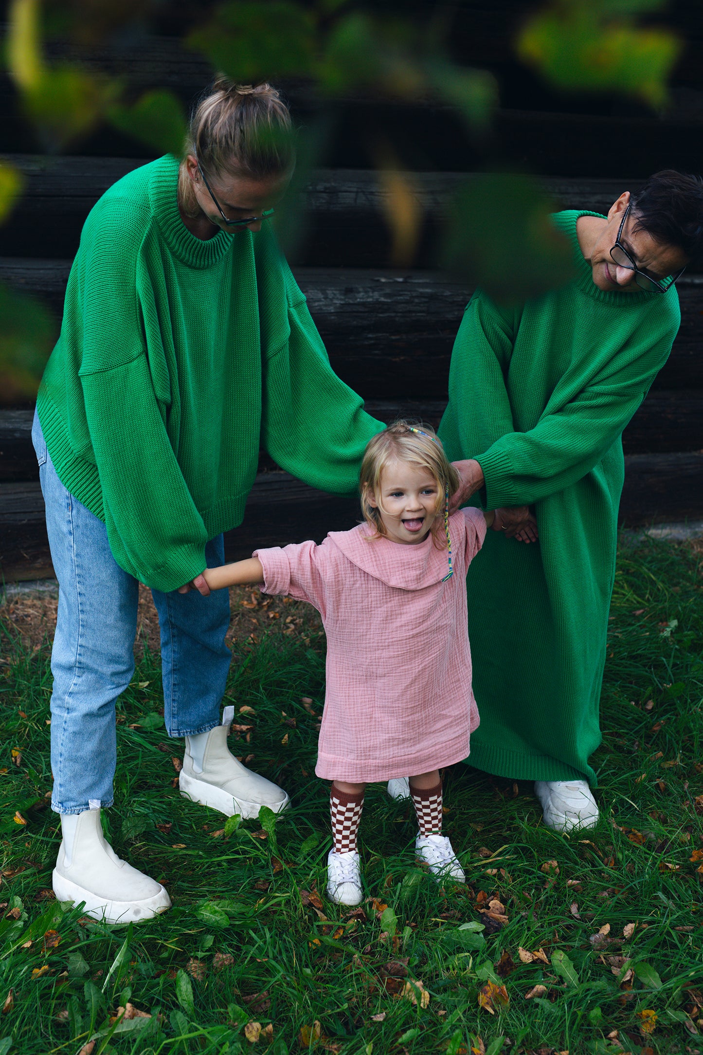 różowa sukienka z długim rękawem z dużym, okrągłym kołnierzem