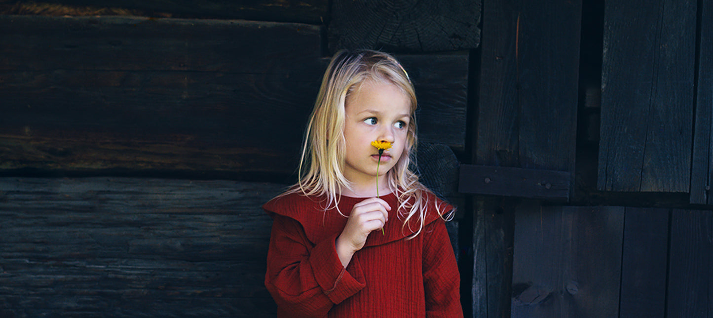 karmelowa sukienka z długim rękawem z dużym, okrągłym kołnierzem