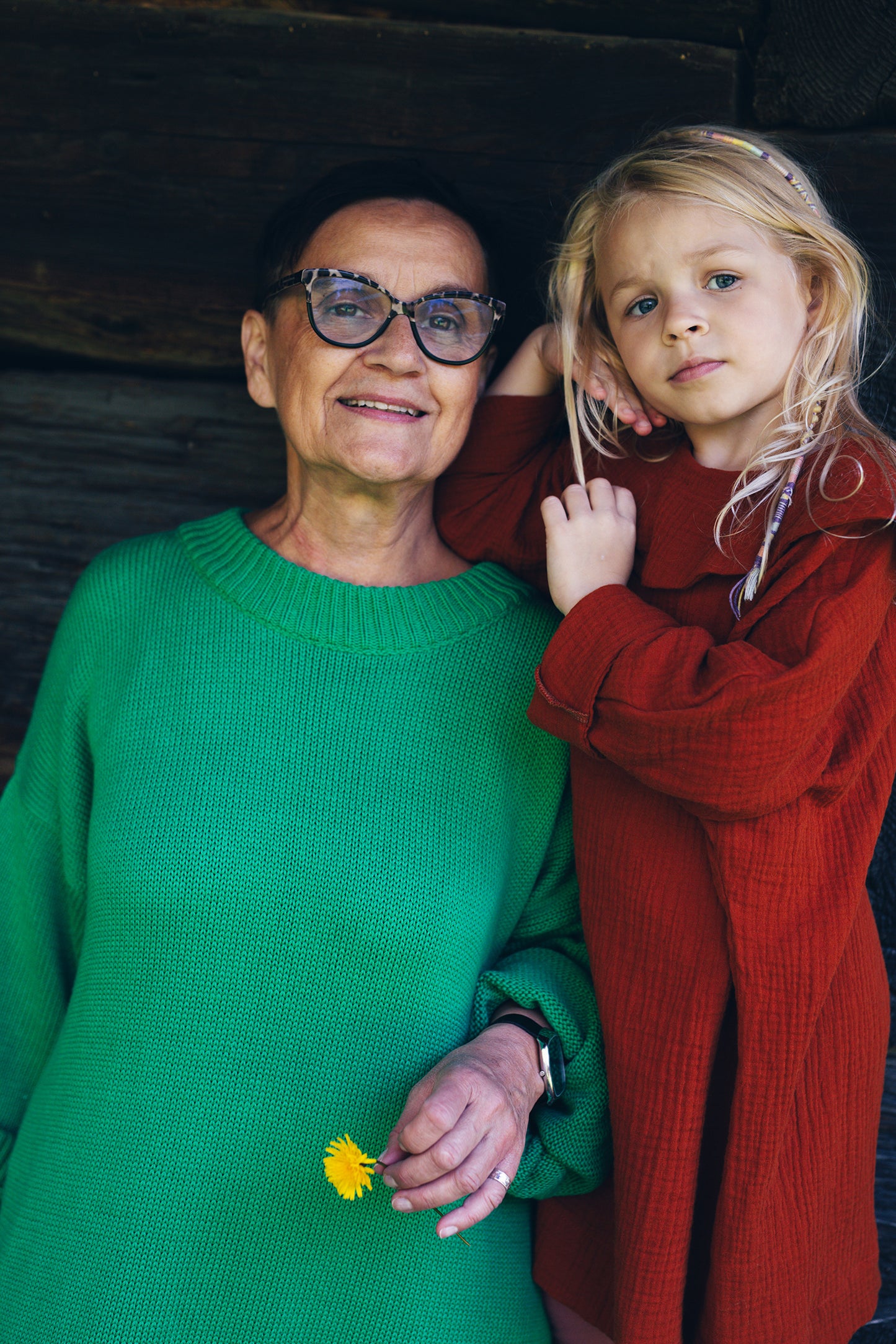 karmelowa sukienka z długim rękawem z dużym, okrągłym kołnierzem