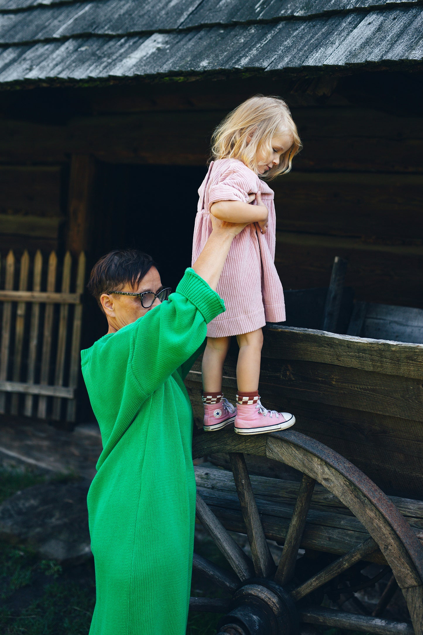 różowa, sztruksowa sukienka z guziczkami na plecach
