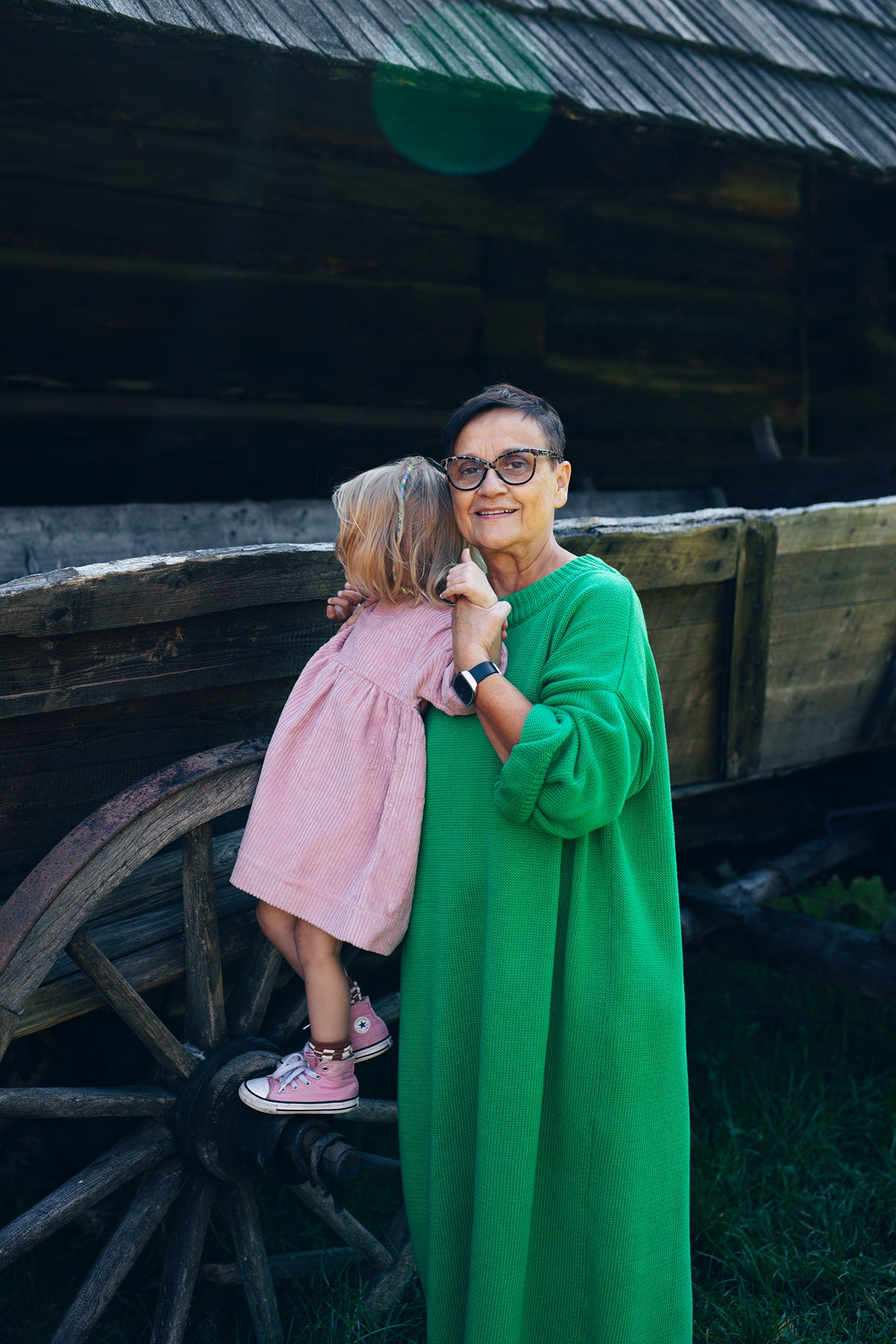 różowa, sztruksowa sukienka z guziczkami na plecach