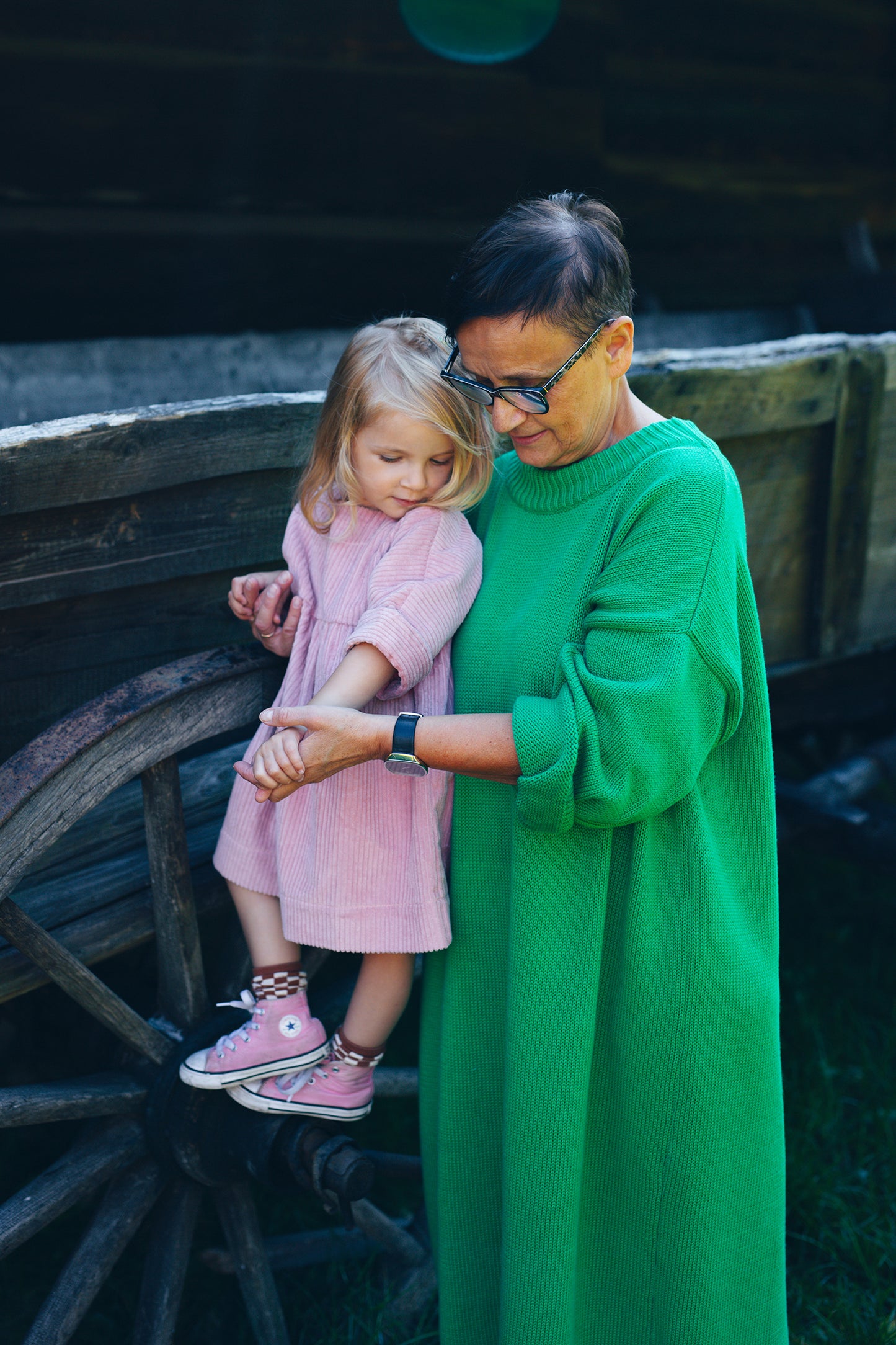 różowa, sztruksowa sukienka z guziczkami na plecach