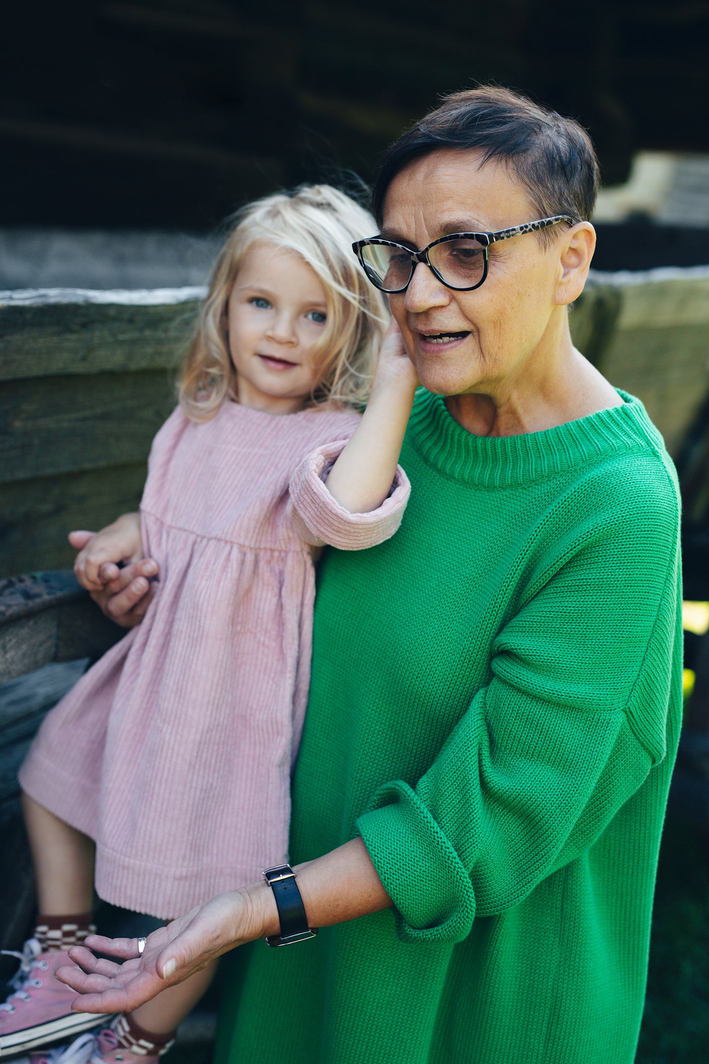 różowa, sztruksowa sukienka z guziczkami na plecach