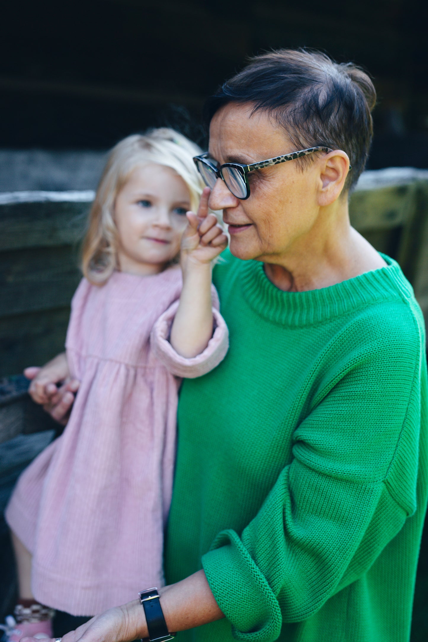 różowa, sztruksowa sukienka z guziczkami na plecach