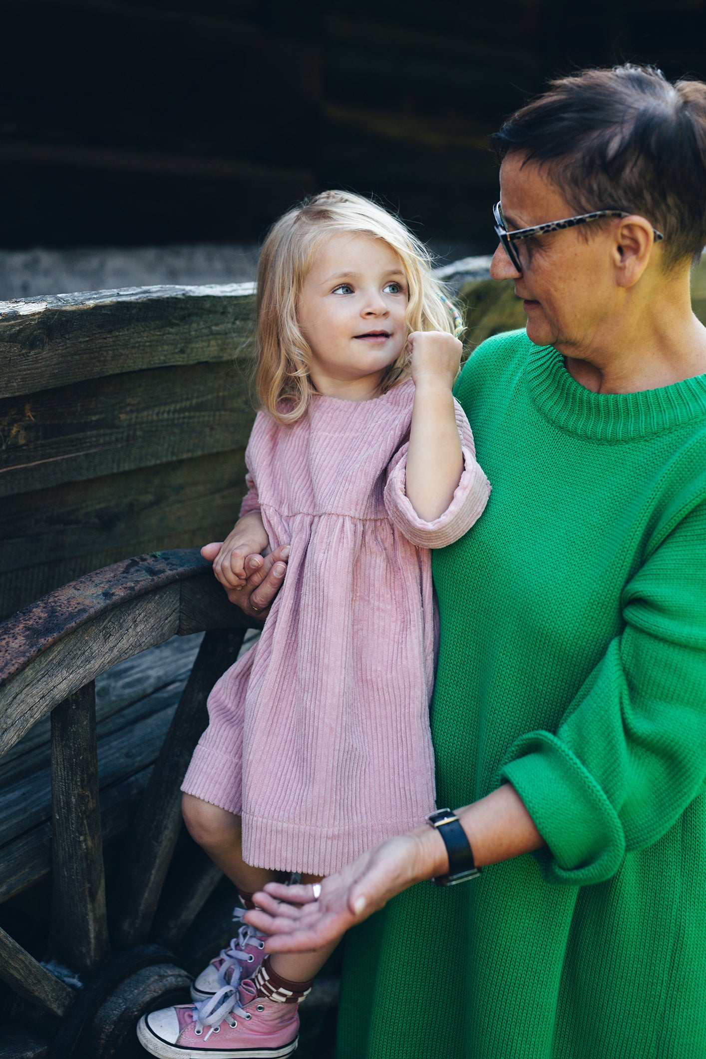 różowa, sztruksowa sukienka z guziczkami na plecach