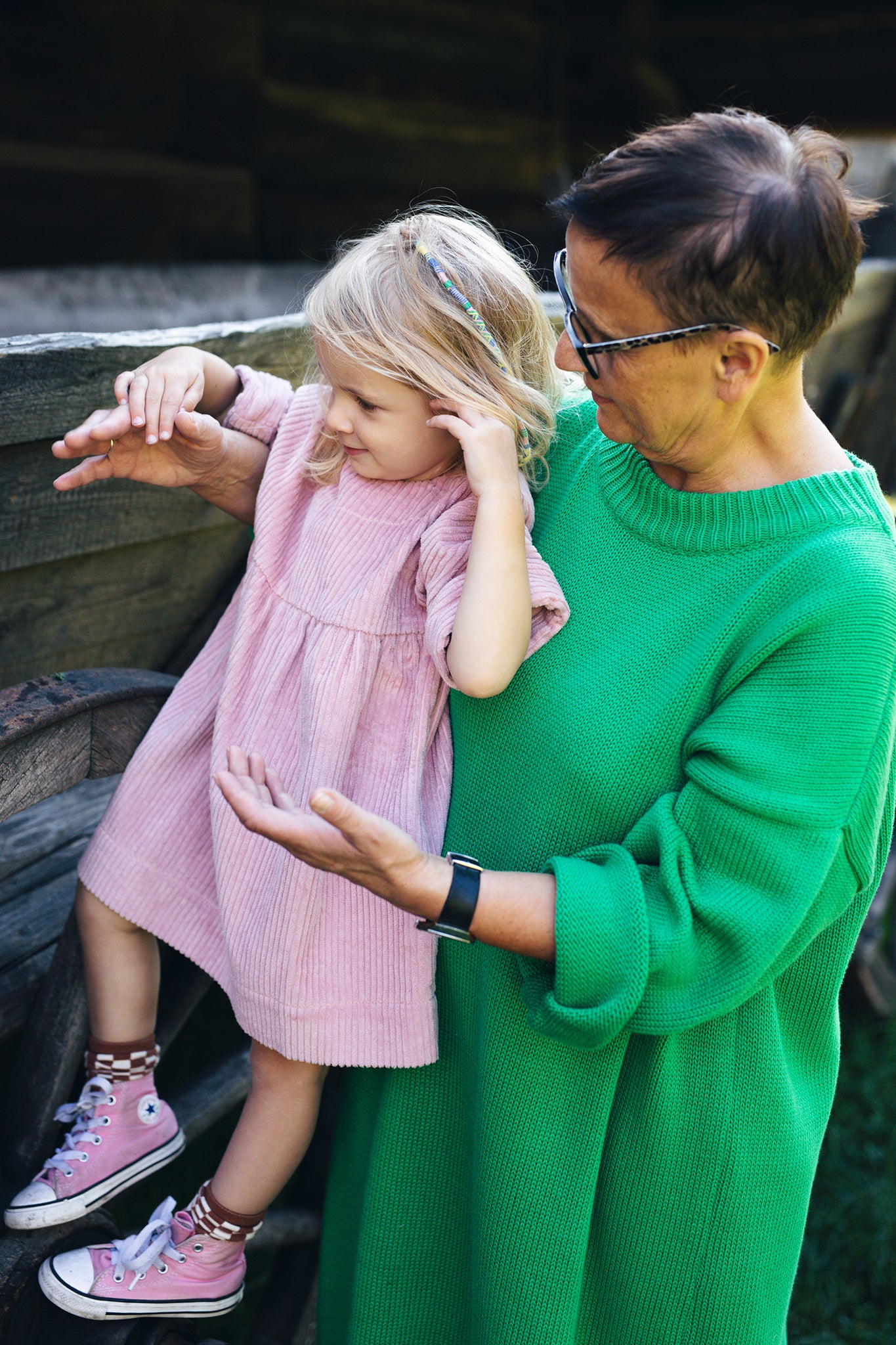 różowa, sztruksowa sukienka z guziczkami na plecach