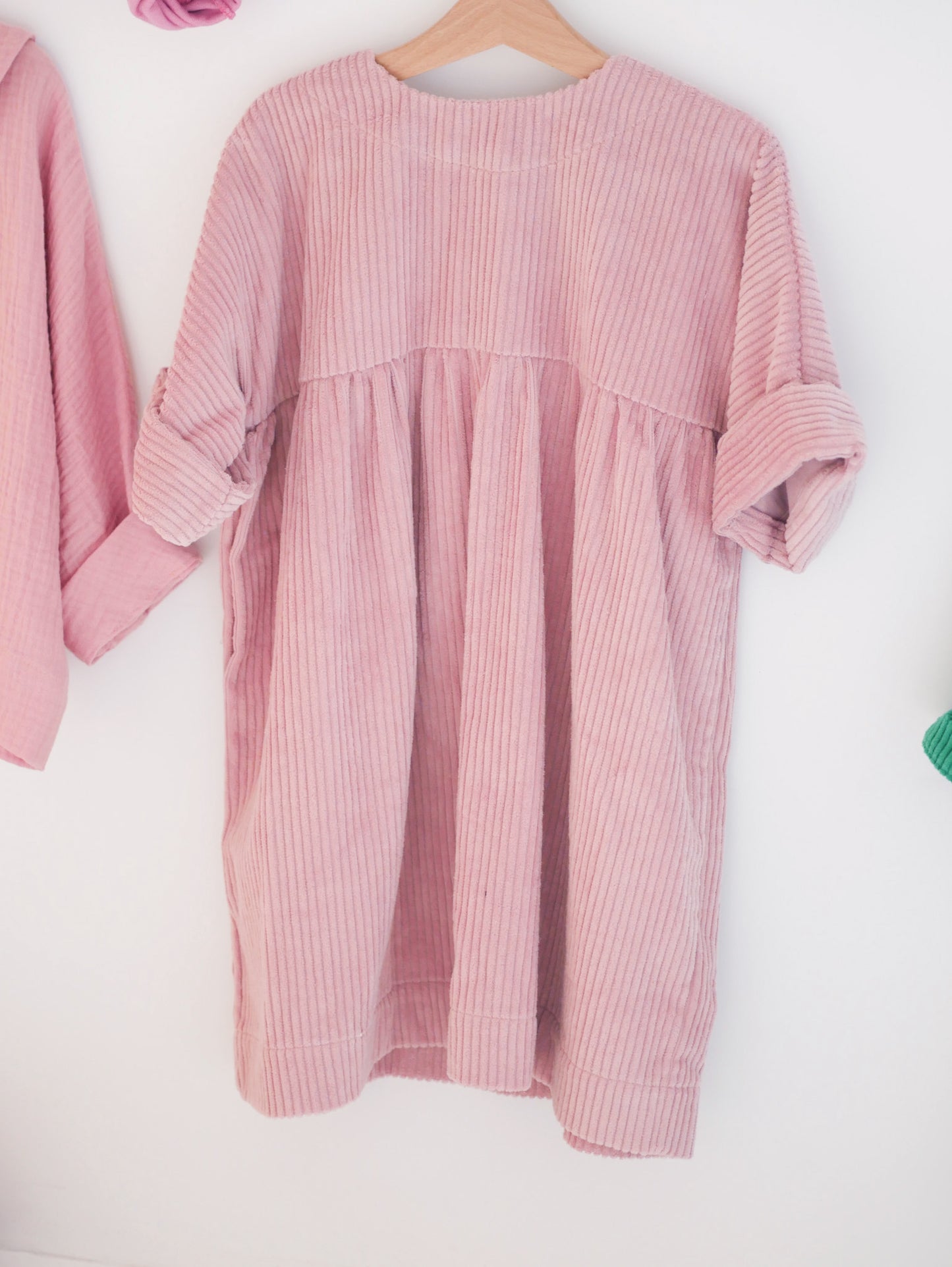 różowa, sztruksowa sukienka z guziczkami na plecach