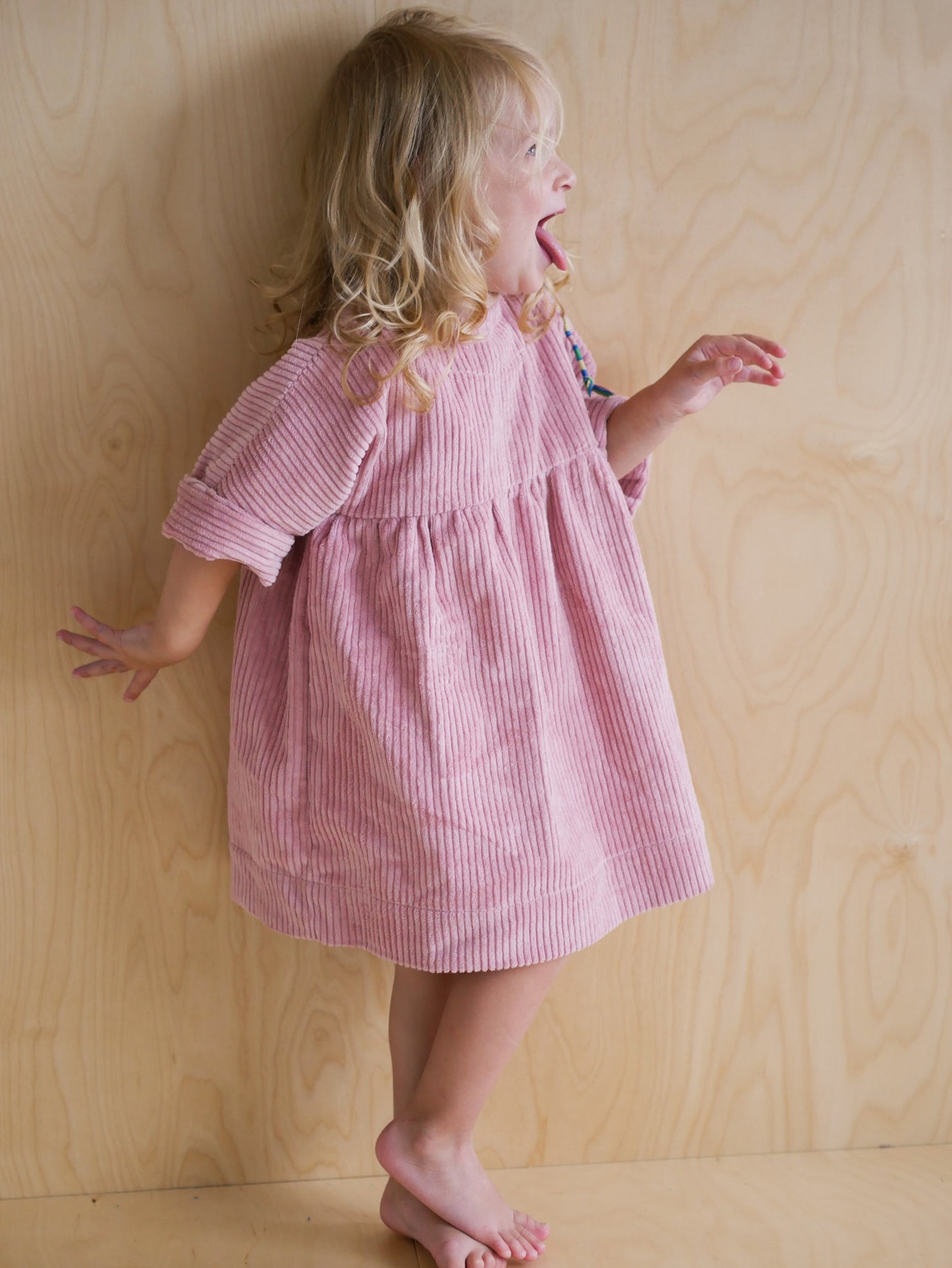 różowa, sztruksowa sukienka z guziczkami na plecach